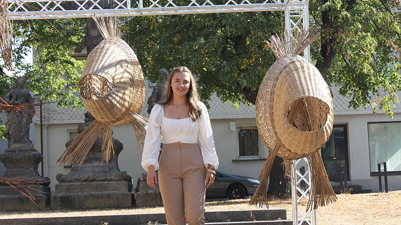 Zwischen den geflochtenen Fischen der Installation von der Stadtpfarrkirche Zwischen den geflochtenen Fischen der Installation von der Stadtpfarrkirche