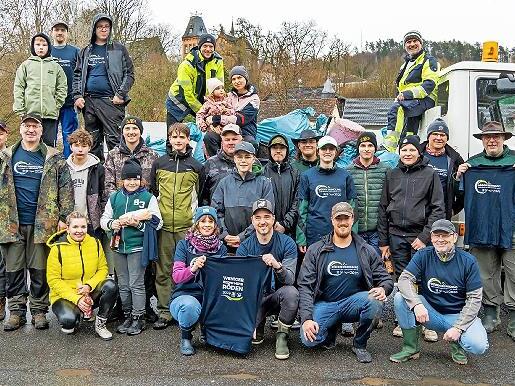 Rund 30 Helfer hatten sich Bernd Neugebauer angeschlossen. Es halfen Kollegen von den S&Uuml;C und MItglieder des Bezirksfischereivereins.
