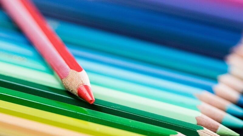 Buntstifte liegen auf einem Tisch