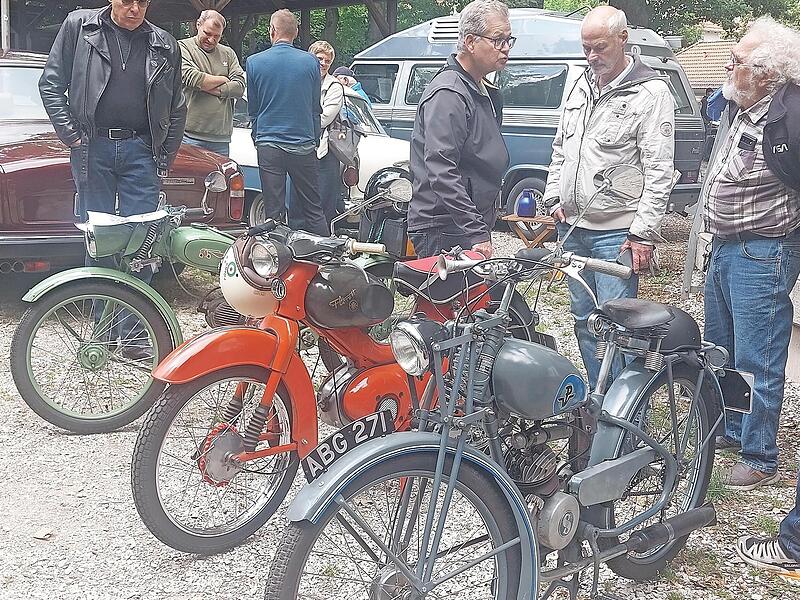 Auch alte Zweiräder waren vertreten. Auch alte Zweiräder waren vertreten.