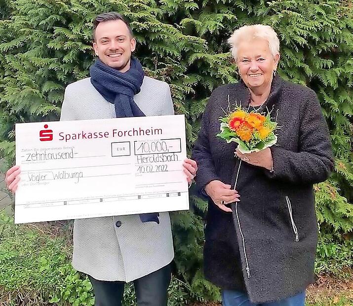 Nico Sch&uuml;pferling freut sich f&uuml;r seine Kundin und &uuml;berreichte symbolisch den Scheck an die gl&uuml;ckliche Gewinnerin Walburg Vogler.