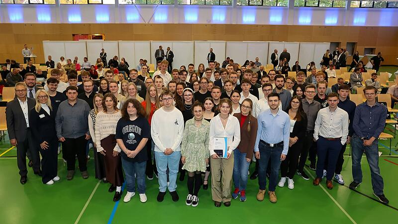 Die IHK Würzburg-Schweinfurt hat in der Steigerwaldhalle in Wiesentheid die 93 Auszubildende aus Mainfranken ausgezeichnet.