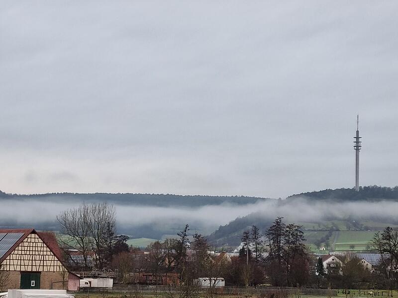 Von Langendorf aus fotografiert: ein Nebelkranz im Saaletal.