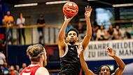 Zach Copeland war bei den Bamberg Baskets mit 20 Punkten einer der besten Scorer. Hier setzt er gegen die MBCler John Bryant (links) und Jonathan Stove an.