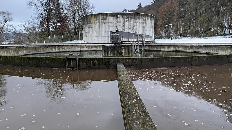 Der Schlamm wird mit dem Wasser vermischt. Der Schlamm wird mit dem Wasser vermischt.