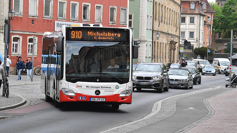 Von den Sperrungen rund um die Wettkampfstrecken zum Weltkulturerbelauf Bamberg sind am Sonntag auch die Stadtbusse betroffen. Von den Sperrungen rund um die Wettkampfstrecken zum Weltkulturerbelauf Bamberg sind am Sonntag auch die Stadtbusse betroffen.