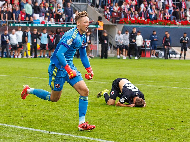 Niklas Jahn von Viktoria K&ouml;ln verschoss den entscheidenden Elfmeter gegen den Club. Jan Reichert wurde zum Elfmeterkiller.