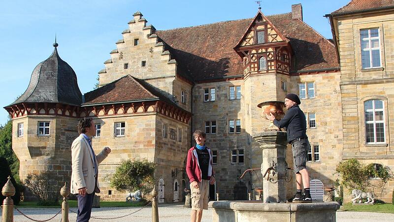 Von wegen Styropor-Kulissen f&uuml;r den Film: Der Brunnen, den man in den Schlosshof verfrachtet hatte, wiegt laut Sch&auml;tzung der Crew-Helfer eineinhalb Tonnen. Er steht sonst an historischer St&auml;tte in Tschechien. Hausherr Herrmann von Rotenhan (links) verfolgt den Abbau nach den Dreharbeiten.