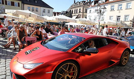 Rot ist die Farbe der Sportwagen, doch dieses Rot leuchtet wie Feuer und schillert. Eine Augenweide.Dolce Vita in Kulmbach: So schön ist die Italienische Nacht Rot ist die Farbe der Sportwagen, doch dieses Rot leuchtet wie Feuer und schillert. Eine Augenweide.
