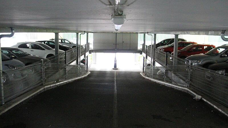 &bdquo;Allein hast du ein ungutes Gef&uuml;hl&ldquo;, sagt eine Frau, die regelm&auml;&szlig;ig  im Parkdeck in Herzogenaurach ihr Auto abstellt.