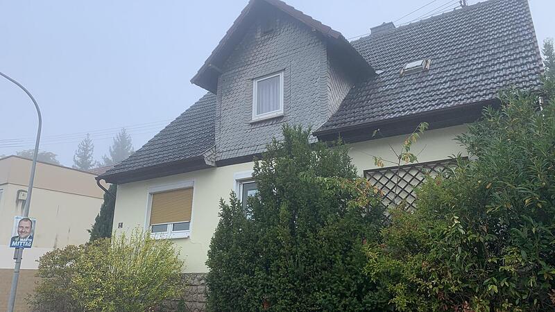 Dieses Einfamilienhaus in Sonnefeld (Landkreis Coburg) könnte künftig als Sammelunterkunft für geflüchtete Menschen dienen. Nachbarn wollen jetzt mit Hilfe einer Unterschriftensammlung versuchen, das Projekt zu verhindern. Dieses Einfamilienhaus in Sonnefeld (Landkreis Coburg) könnte künftig als Sammelunterkunft für geflüchtete Menschen dienen. Nachbarn wollen jetzt mit Hilfe einer Unterschriftensammlung versuchen, das Projekt zu verhindern.