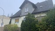Dieses Einfamilienhaus in Sonnefeld (Landkreis Coburg) könnte künftig als Sammelunterkunft für geflüchtete Menschen dienen. Nachbarn wollen jetzt mit Hilfe einer Unterschriftensammlung versuchen, das Projekt zu verhindern. Dieses Einfamilienhaus in Sonnefeld (Landkreis Coburg) könnte künftig als Sammelunterkunft für geflüchtete Menschen dienen. Nachbarn wollen jetzt mit Hilfe einer Unterschriftensammlung versuchen, das Projekt zu verhindern.
