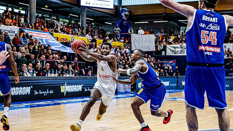 Der Bamberger Zach Copeland zieht an Diante Baldwin vorbei und erzielt  per Korbleger zwei seiner 20 Punkte.