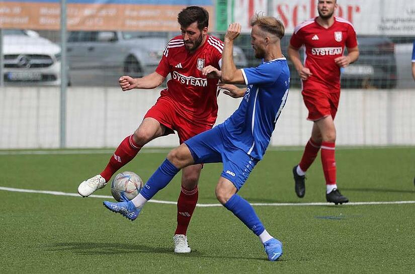 Dei Durchschlagskraft fehlte den Staffelsteinern zum Saisonauftakt, wie hier bei Spielf&uuml;hrer Maximilian Dietz (links) gegen den Oberhaider Fabian Baumg&auml;rtel. Bei der SpVgg Rattelsdorf soll es am Dienstagabend besser werden.