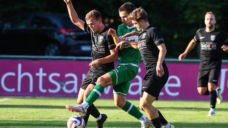 An der Außenbahn liefern sich der Neukenrother Julian Kestel (schw.) und Thomas Gerold vom SV Friesen ein Laufduell ums Spielgerät. Die Derbys dieser beiden Mannschaften sind immer leidenschaftlich, egal ob es um den Kreispokal (Foto) oder um die ...