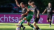 An der Außenbahn liefern sich der Neukenrother Julian Kestel (schw.) und Thomas Gerold vom SV Friesen ein Laufduell ums Spielgerät. Die Derbys dieser beiden Mannschaften sind immer leidenschaftlich, egal ob es um den Kreispokal (Foto) oder um die ...