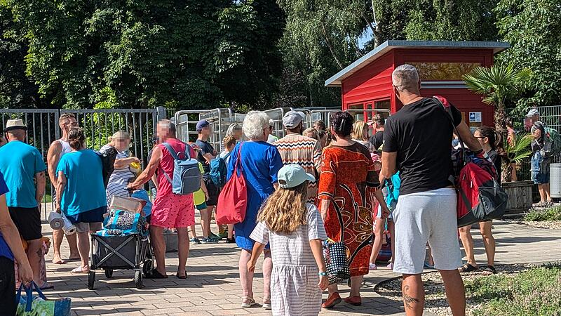 Warten bis zur Abk&uuml;hlung: Vor dem K&ouml;nigsbad in Forchheim war schon kurz vor der &Ouml;ffnung am Samstag um 10 Uhr viel los.