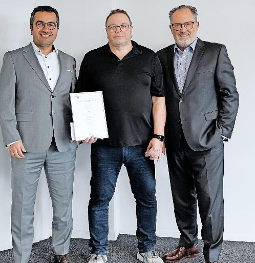 Gesch&auml;ftsf&uuml;hrer Dr. Abassin Aryobsei, Alexander Ke&szlig; und Gesch&auml;ftsf&uuml;hrer Peter Mayr bei der Gratulation zum Betriebsjubil&auml;um und der &Uuml;bergabe der IHK-Ehrenurkunde.