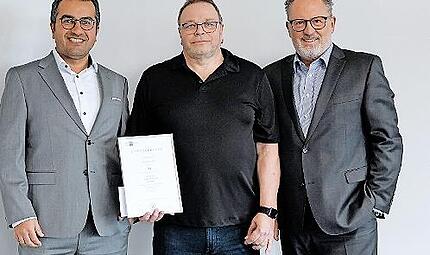 Geschäftsführer Dr. Abassin Aryobsei, Alexander Keß und Geschäftsführer Peter Mayr bei der Gratulation zum Betriebsjubiläum und der Übergabe der IHK-Ehrenurkunde. Geschäftsführer Dr. Abassin Aryobsei, Alexander Keß und Geschäftsführer Peter Mayr bei der Gratulation zum Betriebsjubiläum und der Übergabe der IHK-Ehrenurkunde.