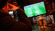 In Frankreich schalten Aktivisten Fußballübertragungen in Bars ab, um gegen die WM zu protestieren. In Frankreich schalten Aktivisten Fußballübertragungen in Bars ab, um gegen die WM zu protestieren.