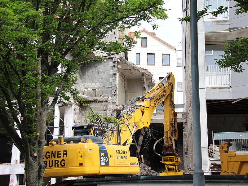 Das Gebäude der ehemaligen Fleischwarenfabrik Schlick in Coburg wird abgerissen.
