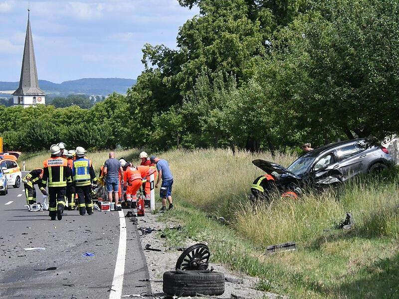 Die Polizei Bad Königshofen hat  den Verkehrsunfall aufgenommen. Sie wurde durch einen Sachverständigen unterstützt.