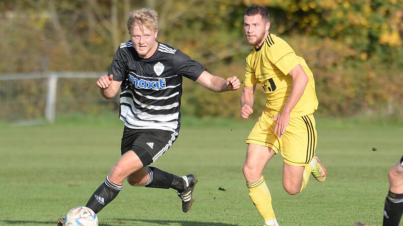 Die Kasendorfer wollen  &ndash; so wie hier Moritz B&uuml;ttgen (links) gegen den Altst&auml;dter Felix Landgraf  &ndash; mit der SpVgg Selb 13 den n&auml;chsten Gegner auf Distanz halten.