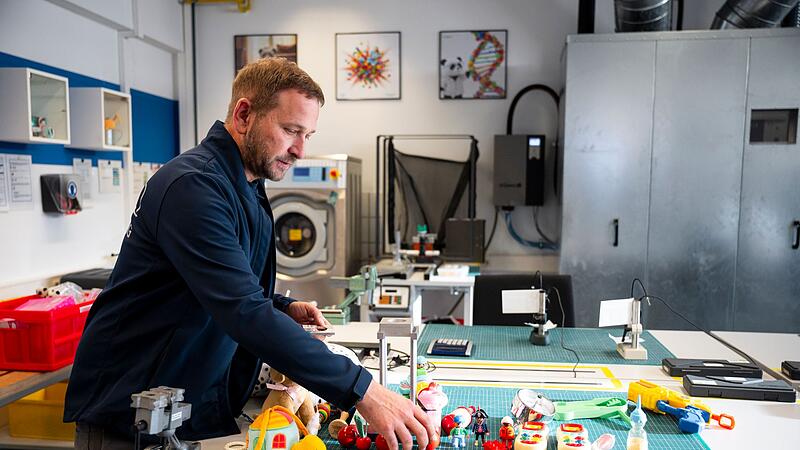 TÜV Rheinland zeigt Prüfverfahren von Spielzeug im Labor TÜV Rheinland zeigt Prüfverfahren von Spielzeug im Labor