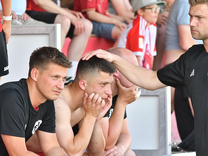 Trauer über den Abstieg in die Bezirksliga herrschte bei den Lichtenfelsern um Endrit Mehiqi (2. v. l.). Trauer über den Abstieg in die Bezirksliga herrschte bei den Lichtenfelsern um Endrit Mehiqi (2. v. l.).
