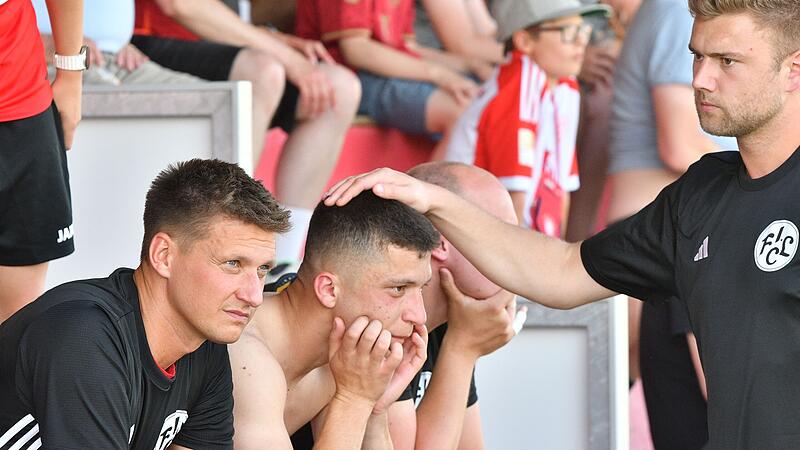 Trauer über den Abstieg in die Bezirksliga herrschte bei den Lichtenfelsern um Endrit Mehiqi (2. v. l.). Trauer über den Abstieg in die Bezirksliga herrschte bei den Lichtenfelsern um Endrit Mehiqi (2. v. l.).