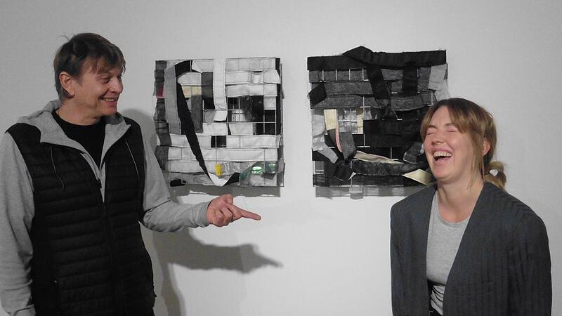 Galeristin Angela Kohlrusch  und ihr Kurator Bodo Korsig vor einem Objekt der amerikanischen K&uuml;nstlerin Kay Whitney