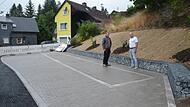 Bürgermeister Peter Ebertsch (rechts) und Garten- und Landschaftsbauer Jona Gohlke bei der Begutachtung der Ortsverschönerung am nördlichen Ortsausgang von Tettau. Bürgermeister Peter Ebertsch (rechts) und Garten- und Landschaftsbauer Jona Gohlke bei der Begutachtung der Ortsverschönerung am nördlichen Ortsausgang von Tettau.