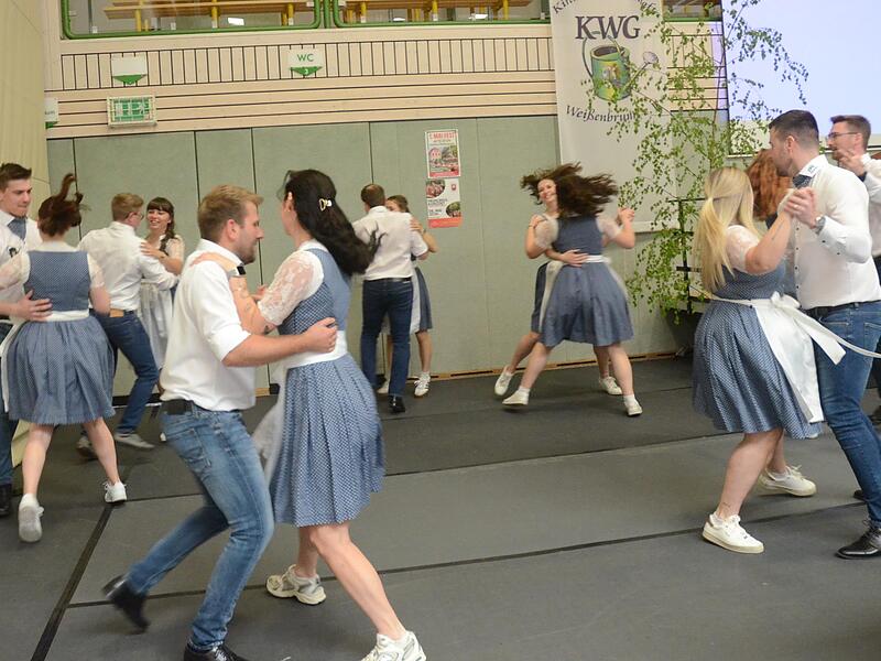 Einen fulminanten boten die Kerwa-T&auml;nzerinnen und -T&auml;nzer zum Auftakt mit der traditionellen Sternpolka.