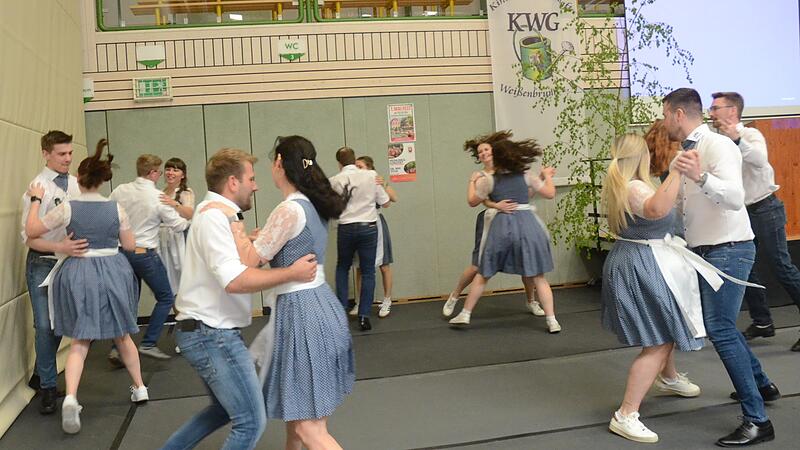 Einen fulminanten boten die Kerwa-T&auml;nzerinnen und -T&auml;nzer zum Auftakt mit der traditionellen Sternpolka.