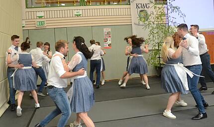 Einen fulminanten boten die Kerwa-T&auml;nzerinnen und -T&auml;nzer zum Auftakt mit der traditionellen Sternpolka.