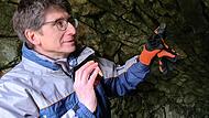 Matthias Hammer inspiziert jede Spalte am Deckengew&ouml;lbe.Forchheim & Fr&auml;nkische Schweiz