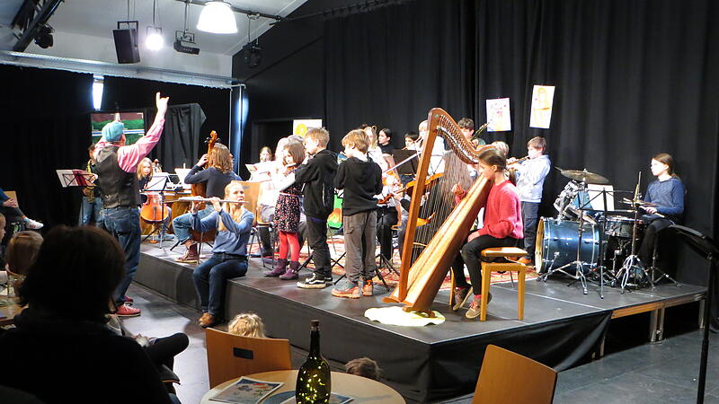 Alle Musiker spielen zum Abschluss harmonisch zusammen .