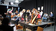 Alle Musiker spielen zum Abschluss harmonisch zusammen .