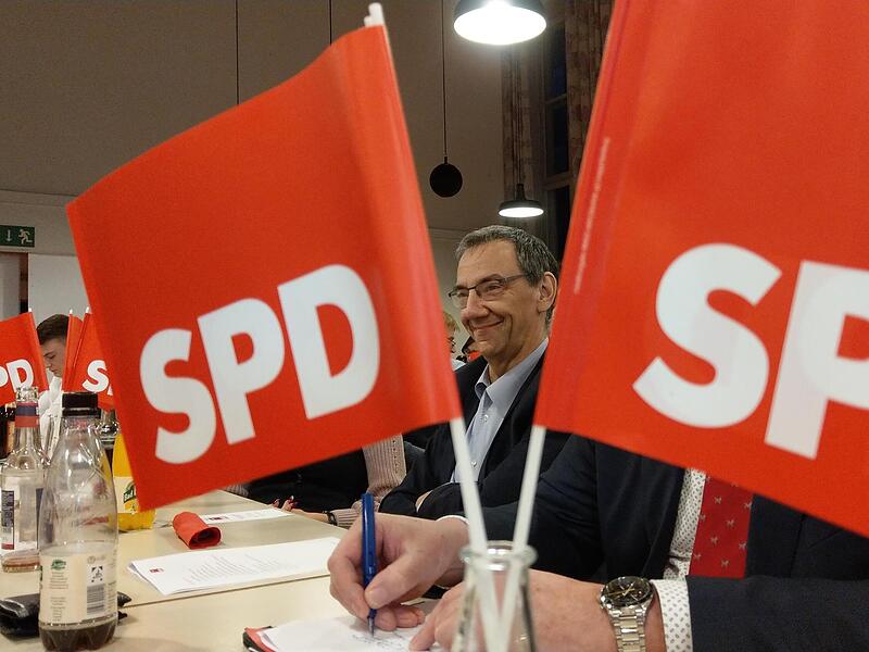 Verschmitzt lächelnd, mit sich im Reinen: Thomas Nowak bei der Aufstellung der SPD-Liste für die Stadtratswahl Ende 2019. Er war zwar nicht OB-Kandidat geworden. Doch er kämpfte aus vollem Herzen für seine Partei und Dominik Sauerteig. Verschmitzt lächelnd, mit sich im Reinen: Thomas Nowak bei der Aufstellung der SPD-Liste für die Stadtratswahl Ende 2019. Er war zwar nicht OB-Kandidat geworden. Doch er kämpfte aus vollem Herzen für seine Partei und Dominik Sauerteig.
