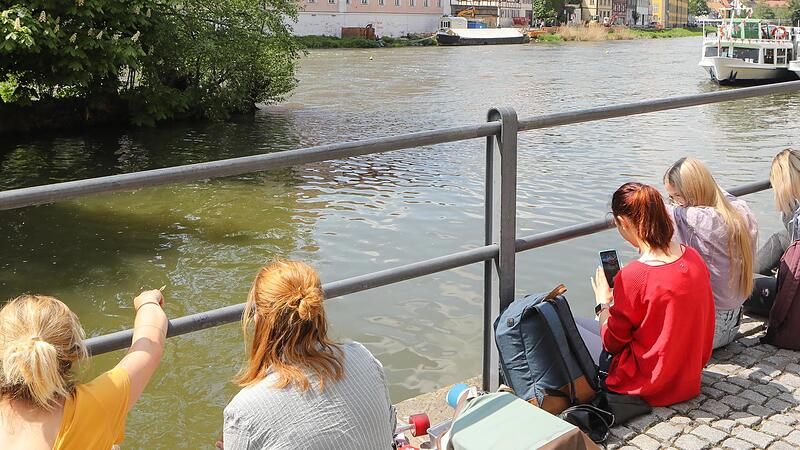 Beliebter Treffpunkt: Viele junge Menschen chillen aktuell am Kranen. Direkt gegenüber könnte ein weiterer Treffpunkt entstehen.