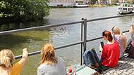 Beliebter Treffpunkt: Viele junge Menschen chillen aktuell am Kranen. Direkt gegenüber könnte ein weiterer Treffpunkt entstehen.
