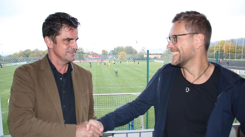 Im Herbst 2022 begr&uuml;&szlig;te  ATS-Fu&szlig;ballabteilungsleiter Tobias G&auml;rtner (rechts)  den Vorsitzenden der SpVgg Bayreuth, Christian Wedlich, als Untermieter auf dem ATS-Sportgel&auml;nde in Weiher.