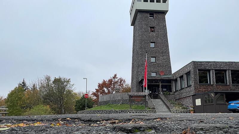 Der Parkplatz am Wanderheim Rother Kuppe soll saniert werden. Auch der Landkreis Rh&ouml;n-Grabfeld beteiligt sich im Rahmen der H&uuml;ttenf&ouml;rderung an den Kosten. Das gesamte Programm wird au&szlig;erdem um zwei Jahre verl&auml;ngert.