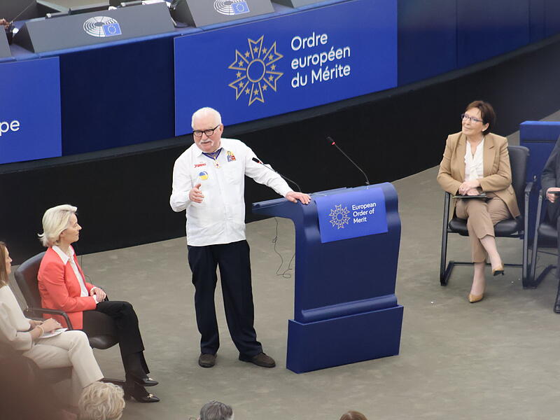 Wie Angela Merkel wurde auch der ehemalige polnische Pr&auml;sident Lech Wałęsa mit der h&ouml;chsten Ordensstufe ausgezeichnet.