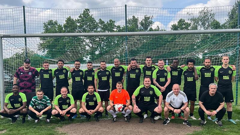 21 Siege, zwei Unentschieden und zwei Niederlagen: Der SC 08 Bamberg steht als vorzeitiger Meister der A-Klasse 1 fest und kehrt nach drei Jahren wieder in die Kreisklasse zurück. 21 Siege, zwei Unentschieden und zwei Niederlagen: Der SC 08 Bamberg steht als vorzeitiger Meister der A-Klasse 1 fest und kehrt nach drei Jahren wieder in die Kreisklasse zurück.