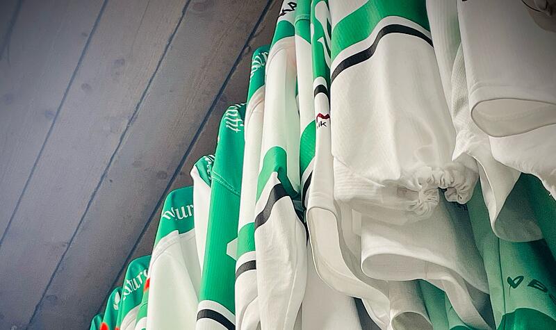 Noch h&auml;ngen sie an der Leine, morgen liegen sie im Bus: Die wei&szlig;en Ausw&auml;rtstrikots der Alligators sind bereit.