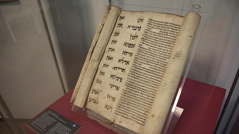 An die Geschichte der j&uuml;dischen Gemeinde von Autenhausen von 1667 bis 1923 wird jetzt im Staatsarchiv Coburg erinnert. Diese &bdquo;Esther-Rolle&ldquo; wurde 1970 bei Umbauarbeiten in einem fr&uuml;her von Juden bewohnten Haus in Autenhausen gefunden..