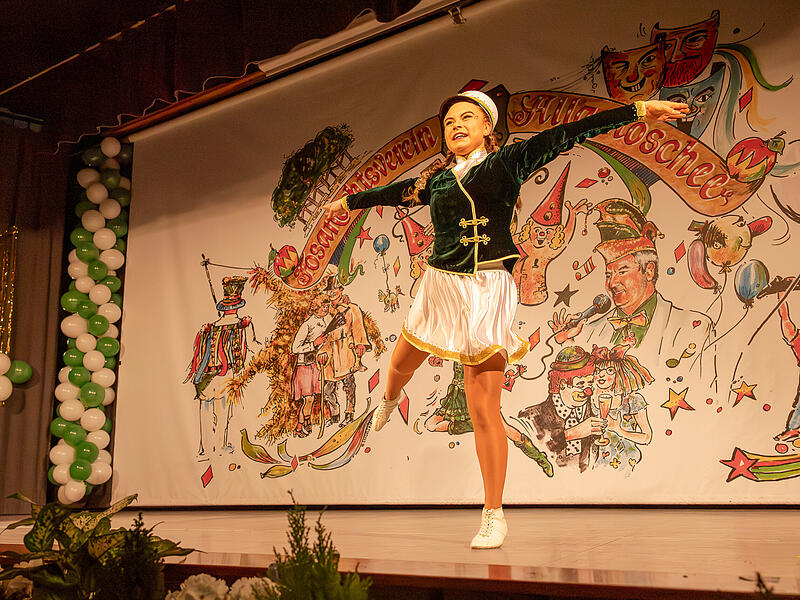 Tanzmariechen Lisa Siebenhaar lie&szlig; bei ihrem Auftritt kurz vergessen, dass es Schwerkraft gibt: Sie war nur eins der vielen Highlights auf der Prunksitzung des &bdquo;Effeltricher Fosanochtsvereins Allamoschee&ldquo;.