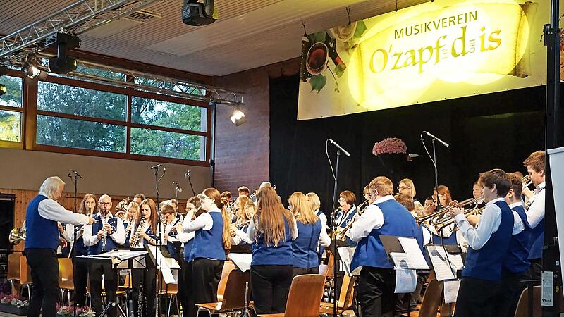 Der Musikverein bei einem Konzert im vergangenen Jahr. Die vielen Musiker brauchen nat&uuml;rlich Platz zum Proben &ndash; und der ist aktuell sehr begrenzt in Zapfendorf.