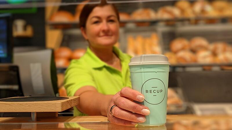 Mit Recup-Bechern in der B&auml;ckerei Schmitt ist das erste Mehrwegsystem gro&szlig;fl&auml;chig im Landkreis vertreten.